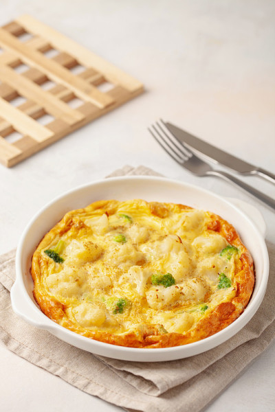 花椰菜、菜花、鸡蛋、煎蛋卷放在盘子上。饮食营养