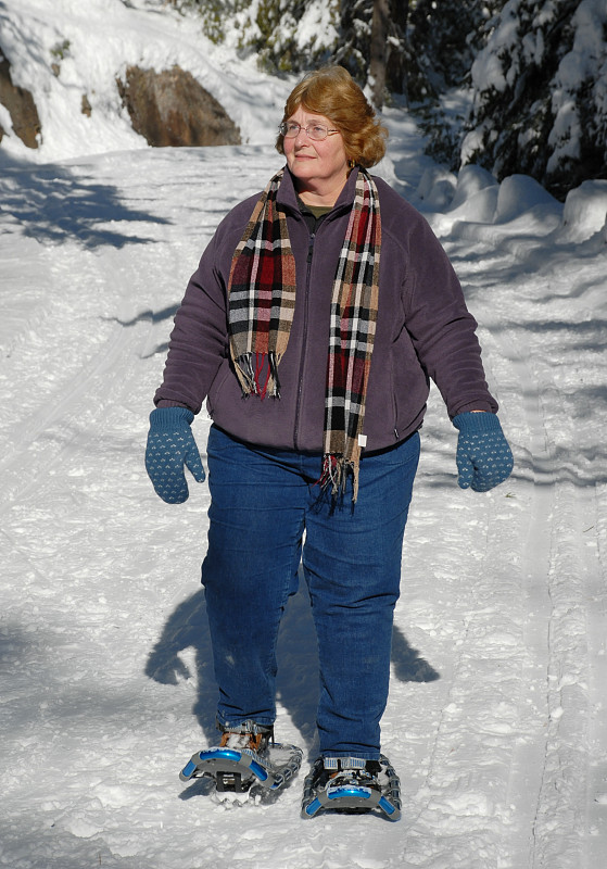 在阿卡迪亚国家公园马车路上穿雪鞋的女人