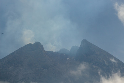 默拉皮火山喷发硫磺气体，周围有几团云