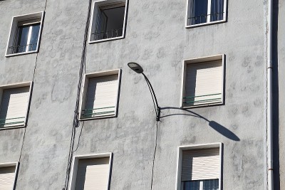 窗户上的白色建筑正面在街道上
