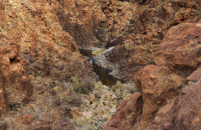 大加那利岛南部的Barranco del Toro度假村周围的徒步旅行路线，到处都是洞穴和岩洞，靠近