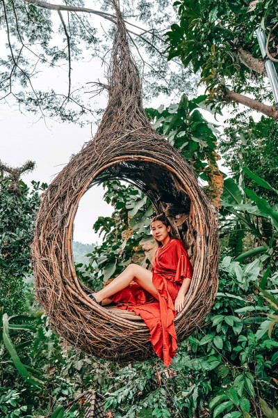 年轻快乐的女人享受在自然巴厘岛，印度尼西亚