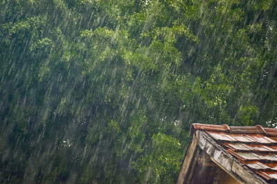 倾盆大雨浇在瓦片屋顶上