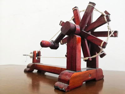 圣雄甘地的纺车(Charkha)，聚焦后视图