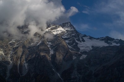 白雪覆盖的高山、高山草甸和当地的山区居民点