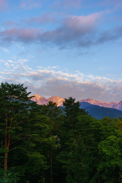 白波山在日出时染红