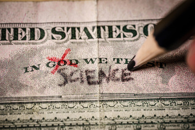 在美元上用“god”代替“science”