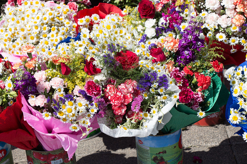 花市花瓶里五颜六色的花