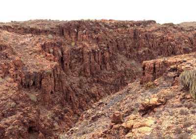 大加那利岛，岛上南部的Barranco del Toro的徒步旅行路线上的风景，充满了洞穴和岩洞，靠