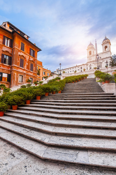 西班牙广场和 Trinita dei Monti 教堂的西班牙阶梯