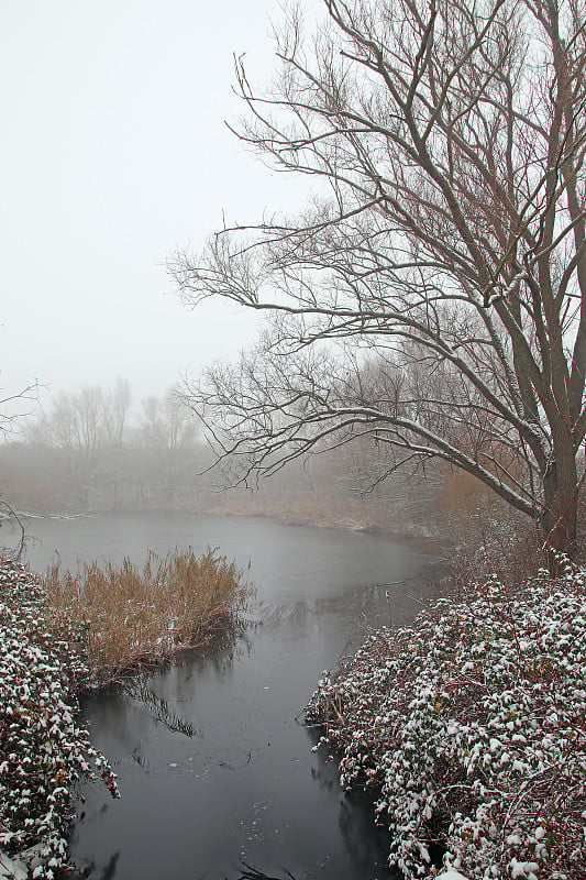 第一场雪在机场2号。