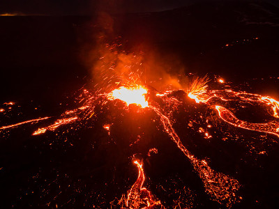 在冰岛法格拉达尔火山喷发的熔岩上飞行，冰岛