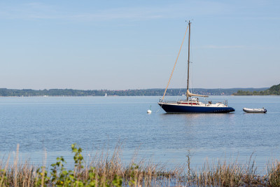 在Ammersee (Ammer湖，巴伐利亚)抛锚的帆船