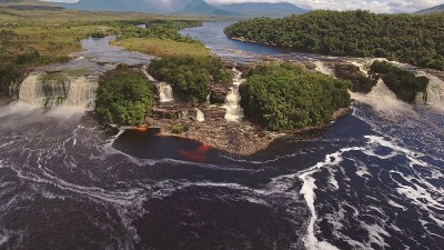 El Hacha瀑布鸟瞰图。委内瑞拉，卡纳马国家公园
