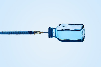注射器装在疫苗瓶里