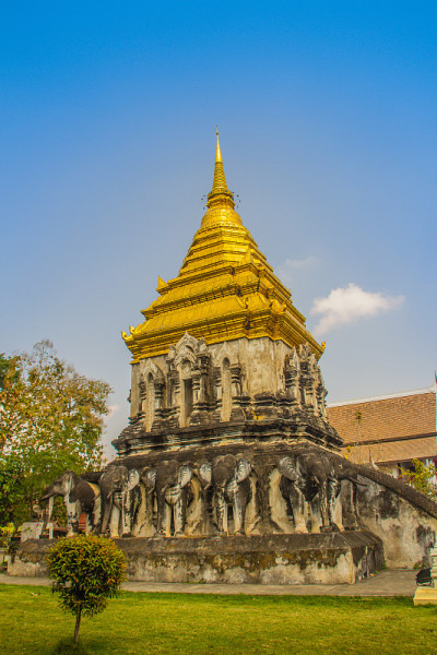 在泰国清迈最古老的寺庙——清曼寺(或清门寺)，有金色顶塔的老象座，建于1296年，由孟格雷国王以兰那