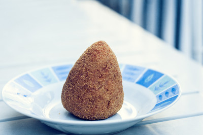西西里小吃，煎丸子米饭在盘子里，西西里的典型街头食品。