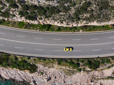 从上到下的鸟瞰图，在Karamanli的洞地区的道路在Agia Marina, Koropi