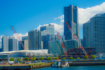横滨县的共管公寓和办公室和夏季的天空