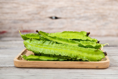 木桌上的四棱豆