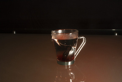 杯子里有涂着红色汗水的热水，而单独的银茶壶躺在杯子的底部，释放出美食风格的茶的精华