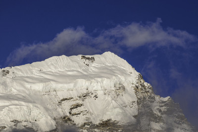 白雪皑皑的高山，深蓝的天空，自然的背景