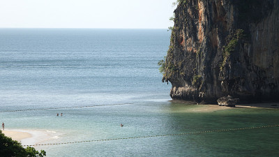 泰国莱雷的Phra Nang海滩上有岩石山峰。