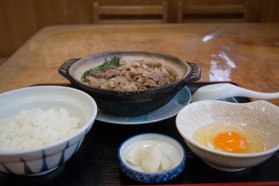Kritanpo nabe配猪肉火锅，米饭和鸡蛋。