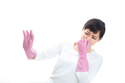 捂着鼻子的日本妇女