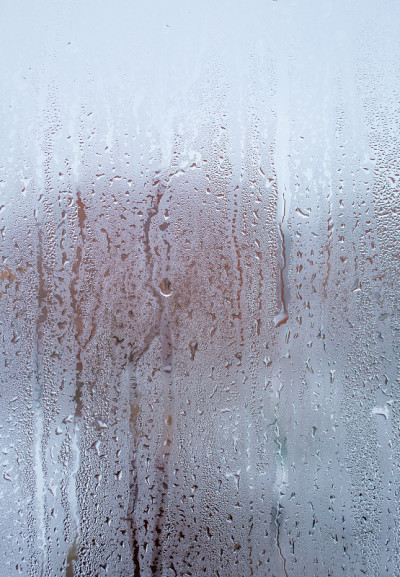 水滴落在玻璃上