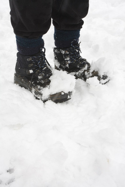 雪地里的登山靴