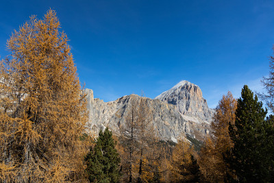在Passo Falzarego和Cinque Torri之间的秋季徒步旅行