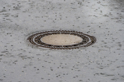下水道盖在雨中