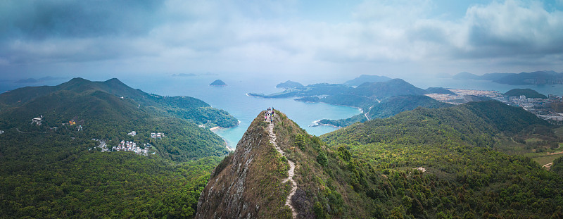 一览清水湾、崇山峻岭和健行美景，重现香港著名的度假郊野公园。户外白天