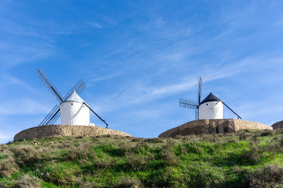 拉曼查(La Mancha)位于康苏埃格拉(Consuegra)上方山顶上的传统西班牙风车