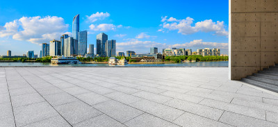 苏州空荡的广场和现代化的城市天际线。