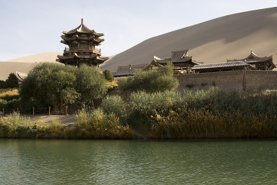 沙漠中的中国寺庙，敦煌，明沙山，中国