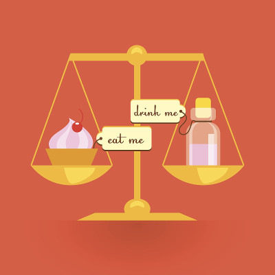 秤上有蛋糕和瓶子。