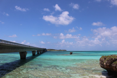 一座横跨大海的桥在日本冲绳的宫古岛，一座横跨大海的桥从宫古岛和海上的一块岩石