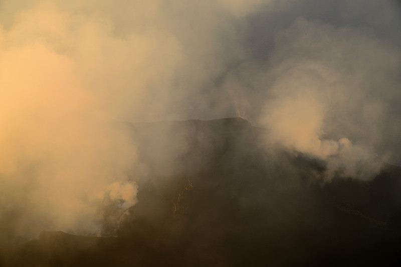 意大利西西里岛的斯特龙博利火山火山口冒出的烟雾