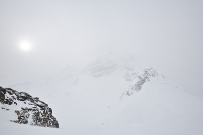 山脊上有暴风雪