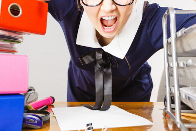 愤怒的疯狂女商人发怒了