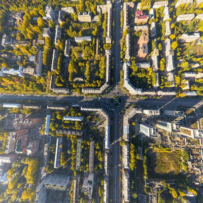 鸟瞰十字路口，道路，房屋，建筑物和公园