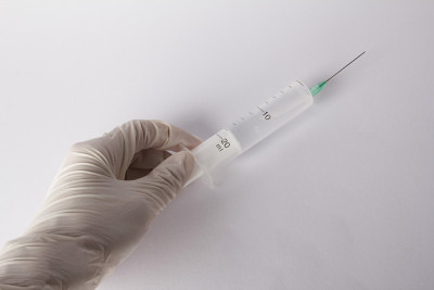 乳胶手套和注射器