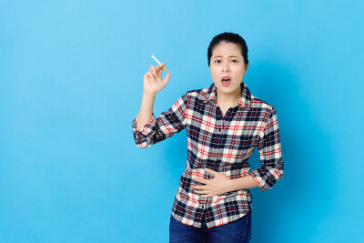 美丽的女人咳嗽和感觉肚子疼