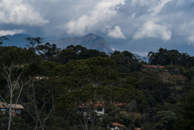 天与一些云彩在山上和小山在Itaipava, Petrópolis。巴西里约热内卢山区。鸟瞰图。有选
