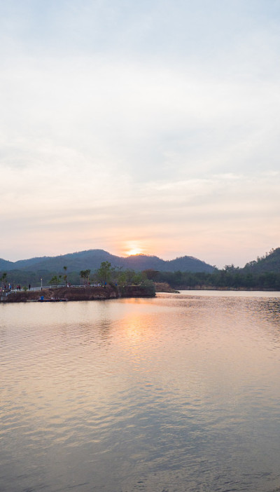 日出的山和河泰国在Ratchaburi