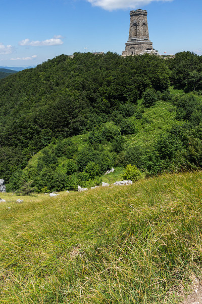 自由纪念碑希普卡和景观Stara Planina(巴尔干)山，保加利亚