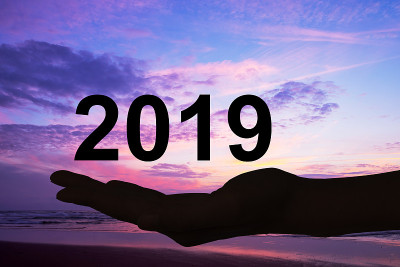 手提供2019年数字，日落背景