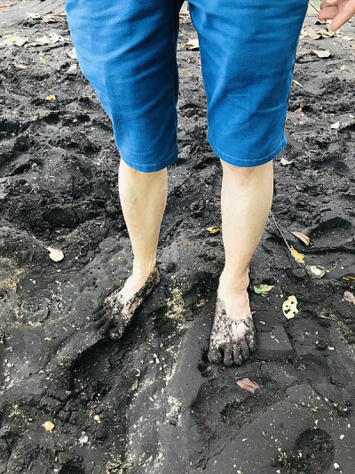 站在泰国特拉特的“成熟红树林和黑沙滩”的黑沙滩上。
